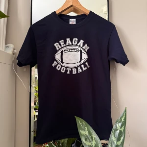 T-shirt  - T-shirt ja köpt secondhand 