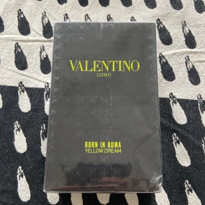 VALENTINO PARFYM - Säljer nu min Valentino Yellow dream parfym. Säljer eftersom att jag fick två av samma parfym, aldrig öppnat. Kostar 1300 ny pris!