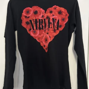 Nirvana svart långärmad storlek S  - Svart långärmad t-shirt med Nirvana-motiv. Storlek S, inte stretchig! 