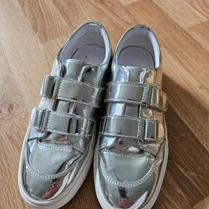 Zara silver skor storlek 36 - Snygga skor från zara i storlek 36, knappt använda. 