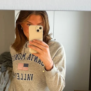 Grå hoodie - Fin grå hoodie. Mer åt hållet att vara liten i storlek.  