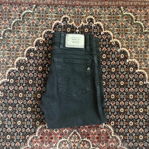 Replay Jeans - Tja! Säljer nu dessa sjukt feta och eftertraktade replay jeans i modellen Jondrill. Storlek 30:32 men sitter som 28-29 i midjan. Skicket är 8,5/10, inga tydliga deffekter. Nypris ligger på 1200 kr. Vid fler frågor/bilder är det bara att skriv