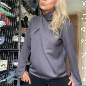 Blus - Säljer nu min fina blus ifrån h&m. Endast använd 1 gång