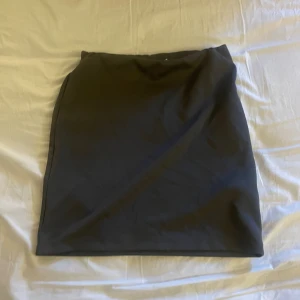 Grå åtsittande kjol - Mörkgrå tight kjol i st S från NAKD