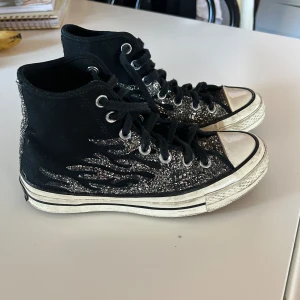 Converse Chuck 70 High Top ‘Glitter Shine’ - Jättecoola Converse med glittriga eldflammor! Syns att dom är använda men inget man tänker på när man har på dom🔥