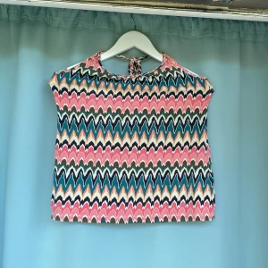 Linne - Sommar linne i bra skick använd ett par gånger,snörning i hals och med bar rygg