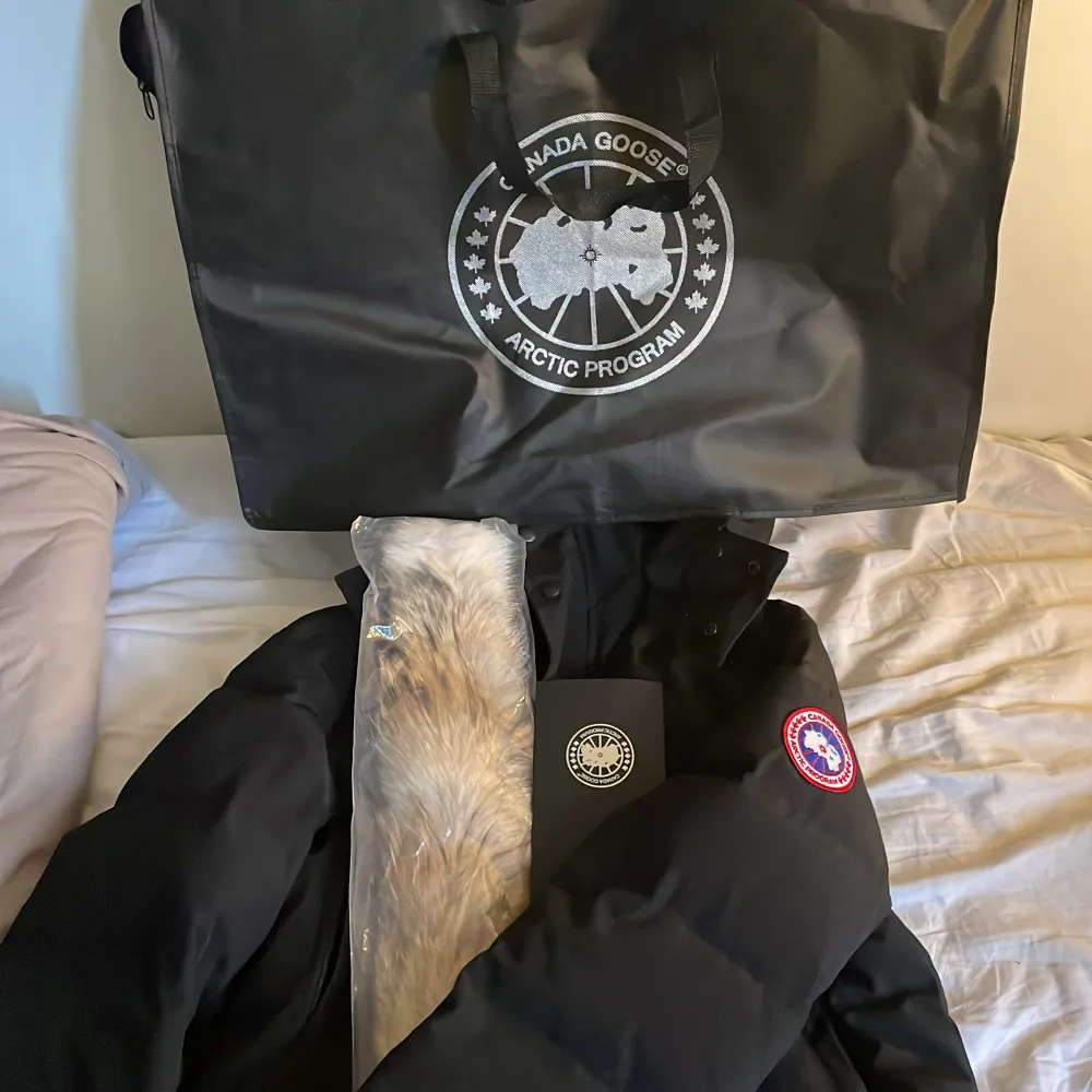 Här har du en bra och varm canada goose Jack som är knappt använda . Jackor.