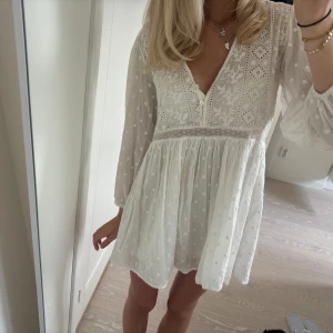 Zara klänning  - Så söt klänning från zara, sparsamt använd 