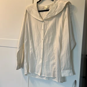 Vintage seglar skjorta  - En superfin skjorta/ blus som jag fick av min farmor som tyvärr inte kommer till användning.. den har ett mindre hål och två små fläckar på framsidan. 