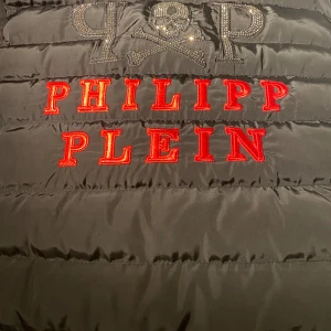 Philip plein väst  - Detta är en Philip plein väst som är helt funktionell och den funkar som de ska kvaliteten är bäst och de finns inga hål eller något liknande i västen, har bara använt den 1 gång kom dm vid förhandling. 