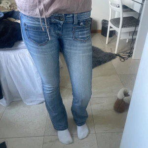 Only jeans - Säljer dom snyggaste jeansen som tyvärr är små på mig. Från only, fickor fram och bak. W27 L32 Midjemått:37 Innerbenslängd:77 (jag är 170)