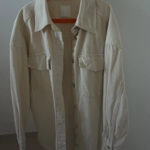 Overshirt/ skjortjacka  - Det är bekväm overshirt / skjortjacka. Den är i bra skick . Jag har inte användning till den längre, men den är bekväm och stilig. Köpte den för 400kr. Öppen för bud
