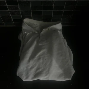 Vit piké  - As snygg basic vit piké tröja som passar perfekt nu när det är varmt. Inget särskiljt märke. Skick 9/10