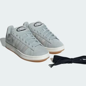 Campus 00s - Intreskoll på mina campus 00s i färgen silver grey one core black. Väldigt fin färg, och alla storlekar är slutsålda överallt. 🩵Kan tänka mig att byta mot några andra, som är i samma skick då dessa år nästan helt nya. 🩵BUDA!!!