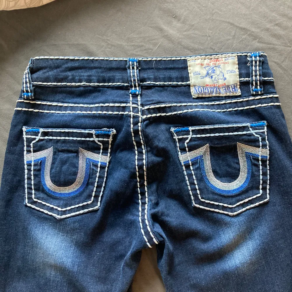 Snygga jeans som var för små för mig, storlek m men skulle säga en s ungefär. Dem är straight i modellen . Jeans & Byxor.