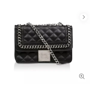 Carvela väska - Jättefin väska från Carvela.  Kan ha bandet som kort över axeln och ha det över axeln. Använd 2ggr, som nyskick💓💓