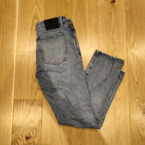 Neuw Ray Straight  - Jeans från Neuw, köpta hos Jeansbolaget. Storleken är 31:32. Använda några gånger. Nypris 1400kr. 