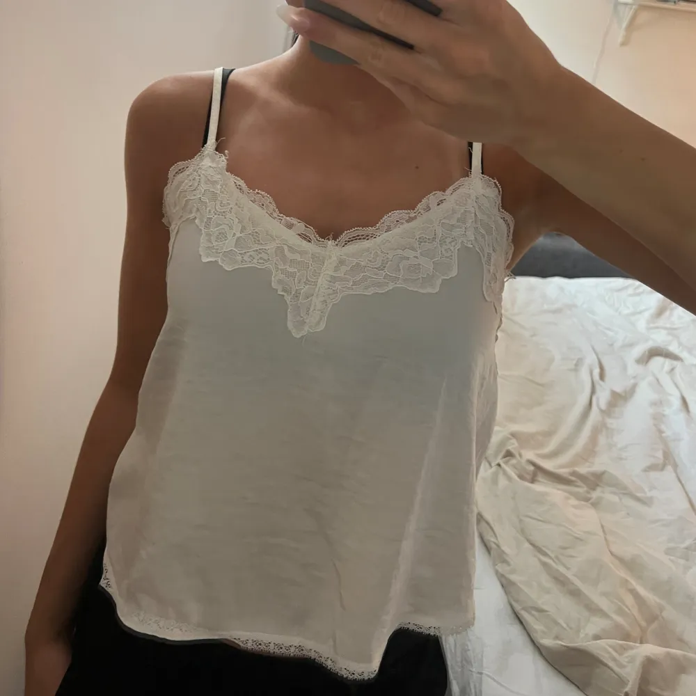 Spetslinne från stradivarius men köpt via plick. Passar till allt!!☺️☺️. Yläosat.