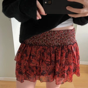 Zara kjol - Röd kjol från Zara med volanger! På bilden med kjolen på är midjan vikt så det går att ha både högmidjad och lågmidjad 😍