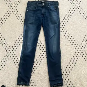 Feta jeans skicka 10/10, använder inte för dom är för små på mig, nypris 1799 mitt pris 500, dom är som nya!
