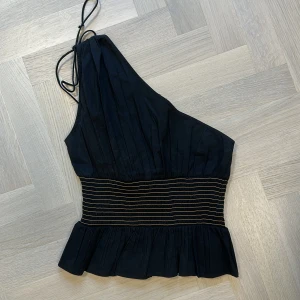 Festtopp från zara - Säljer denna såå fina festtoppen från zara❤️