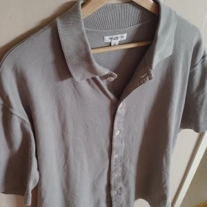 Lady White Co S/S Worker Shirt - Kortärmad skjorta från LA baserade Lady White Co. 100% fin bomull i stl M men sitter löst och väldigt snyggt. Nypris i butik 2300kr
