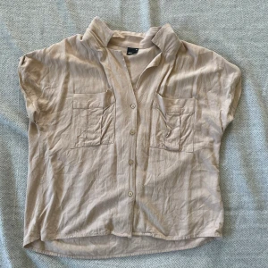 Beige kortarmad Ginatricot Skorta - St 38, beige, bra skick, Ginatricot, luftig, skrynklig men om man stryker den blir den fin och den blir rak🤍🤎