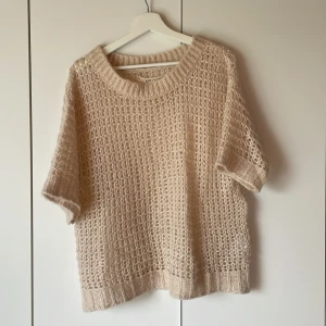 Kortärmad tröja  - Säljer en söt tröja med kort ärm från sixtydays. Mohair blandning! Ljusrosa färg