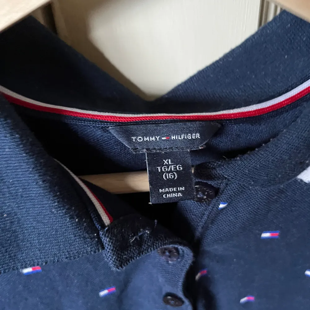 Jättesöt klänning från Tommy Hilfiger, detaljerna är märket. Använd men ändå bra skick! Strl XL men utländska storlekar så den är mindre än så, mer som M skulle jag säga💕 100kr men kan diskuteras Köparen står för frakten💕. Mekot.