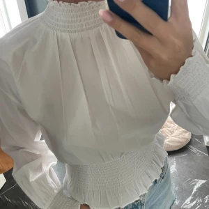 Fin blus - Jättefin vit blus med smock från Bikbok, helt ny med lappen kvar i storlek M