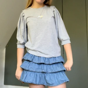 Grå tröja  - Supersöt grå tröja med puffärm. En trekvartsärmad tröja som både passar på sommaren med en kjol eller när det är lite kallare. Bra skick och det finns inga defekter. Skriv om ni har några frågor❤️