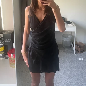 Klänning - Svinsnygg klänning med detaljer där fram, endast använd 1 gång så är i nyskick. Passar perfekt nu till sommaren men även till finare tillfällen Nypris låg på 800kr