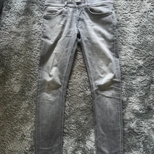 DONDUP JEAN - Säljer nu mina grå dondup jeans  Modell george  Nypris 3499 (köpta på nk)  Size 33  Väldigt skön och snygg passform