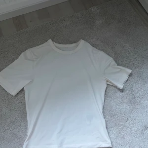 Sport tshirt - Vit tränings thsirt Jätte skönt material  Bra skick endast testad  Säljer för ja inte känner mig bekväm i. Strl s men skulle säga att den sitter bra på xs