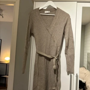 Klänning  - Stickad klänning från vila Använd endast 1 gång! 