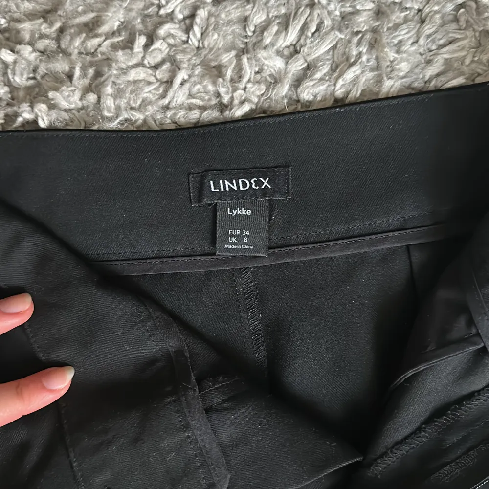 Såå snygga svarta kostymbyxor från Lindex i modellen ”Lykke”. Endast använda vid två tillfällen, alltså som nya! Superbra kvalitet! Nypris: 499kr. Jeans & Byxor.
