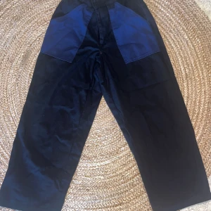 Poetic collective byxor - Poetic collective byxor som sälj på grund av att de inte kommer till användning. Priset kan diskuteras och jag byter gärna. Köptes för 900kr säljer för 295kr