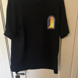 Casablanca t shirt - Casablanca t shirt i svart. Skicket är 8/10 Storlek M Jag gav 2200kr men säljer för 400