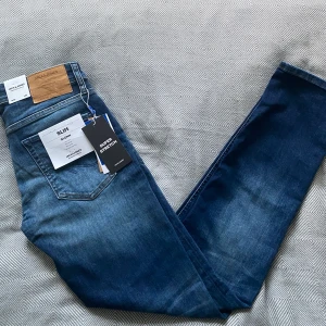 Jack & Jones Jeans - Tja, säljer dessa sprillans nya jeans från Märket Jack & Jones. Sitter perfekt i storleken🙌10/10 kan gå ner i pris vid snabbt köp!