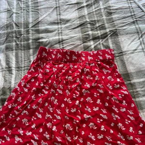Röd blommigkjol - Röd blommig kjol