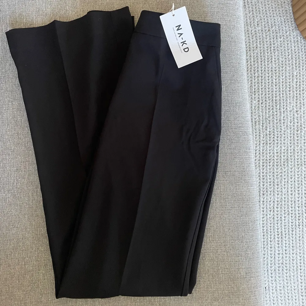 Säljer ett par svarta kostymbyxor med medelhög midja från NA-KD, storlek 36. Skriv för fler bilder, köparen står för frakten. Jeans & Byxor.