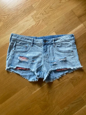 Jeansshorts  - Snygga jeansshorts i bra skick, säljer då dem är för stora för mig