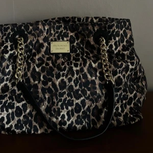 Victoria’s secret - Stellic Design 🐆 Leopard väska från Victoria’s secret  Pris: 550kr 