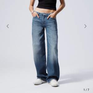 Weekday Ample jeans i Swamp Blue, i nyskick. Wide, low waist passform som sitter så fint på. Fett snygga jeans som ser bra ut med vad som helst.  Första bilden är inte samma färg men visar hur de sitter! 