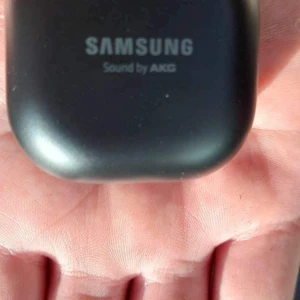 Galaxy buds pro svarta - Bluetooth 5.0 Batteritid: 5 timmar (18 timmar med laddningsfodral) Intelligent Active Noise Cancelling (ANC) Vattentålig (IPX7) Bas- och diskantelement som ger imponerande ljudkvalitet Utmärkt naturlig passform Tre mikrofoner ger tydliga samtal Laddn