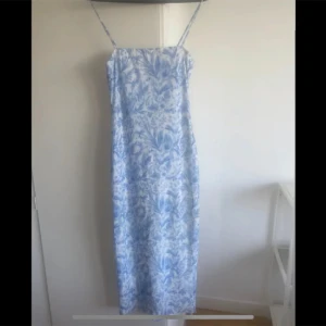 Klänning - Oanvänd klänning i stretshigt tyg. Figursydd