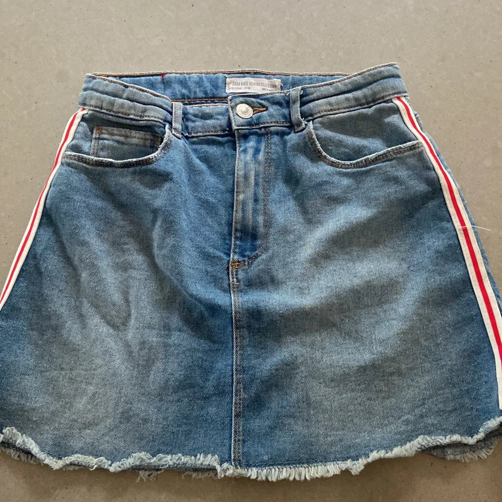 Snygg jeanskjol barn från Zara. Strl 152.  Yttermått 35 cm. Kjolar.