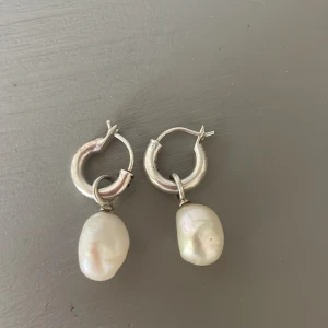 Pärlörhängen  - Hej jag säljer dessa super fina örhängen med äkta pärlor som inte rostar från &otherstories!!