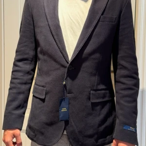 Ralph Lauren Kavaj  - Helt oanvänd marinblå Ralph Lauren Kavaj i mycket skönt bomulls material. Användbar i många olika tillfällen.   