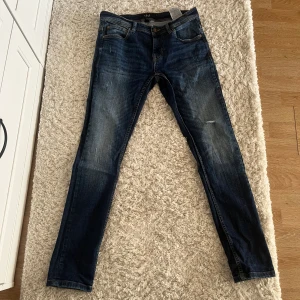 Blå jeans  - Säljer dessa jeans från smog som inte kommer t användning längre || riktigt sköna slitningar och generellt ett par riktigt fina jeans || nypris runt 1000 || storlek 30/32 sitter som 29/32 typ|| skick är 8/10 använda men mkt bra skick || frågor?
